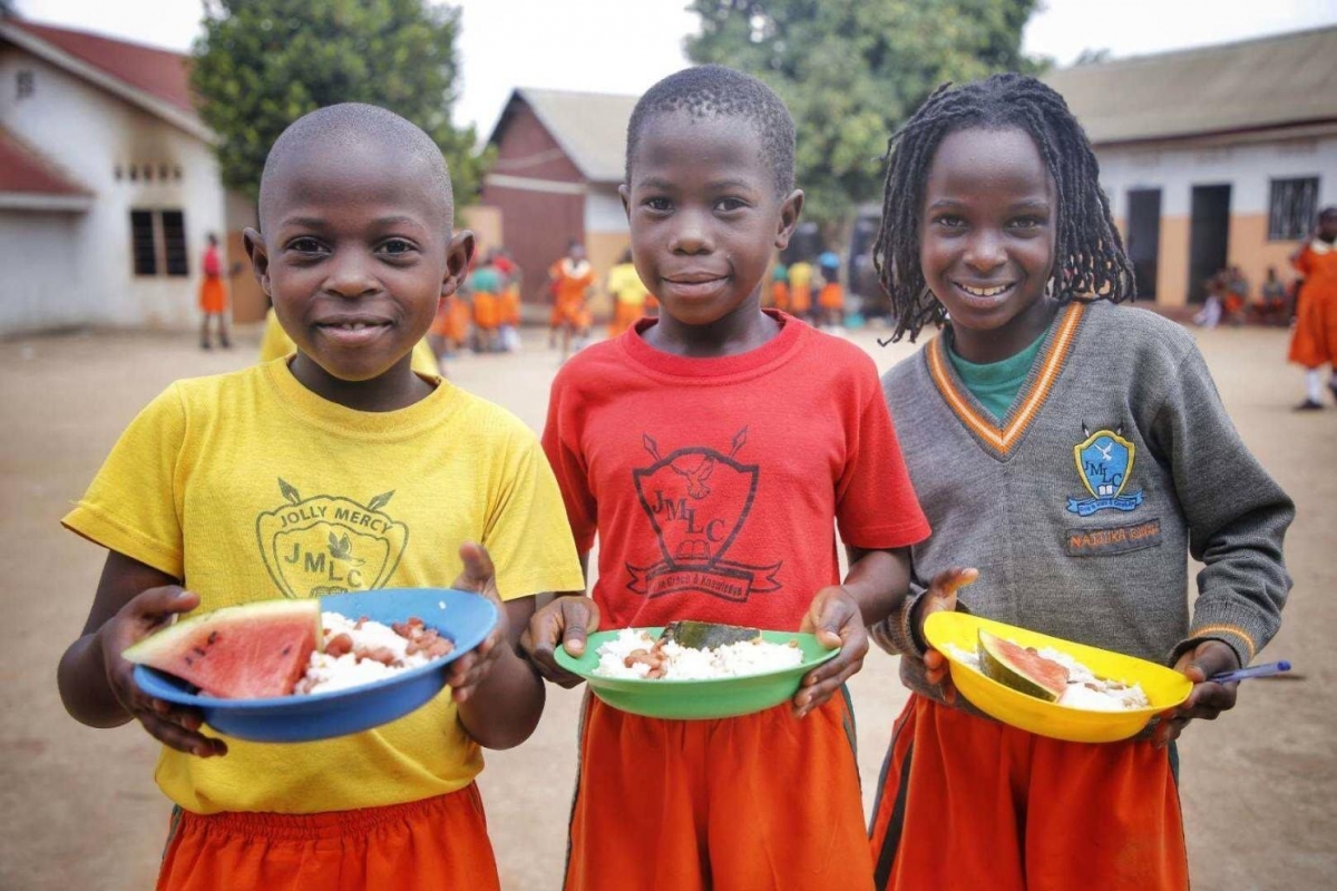 kids eating food africa