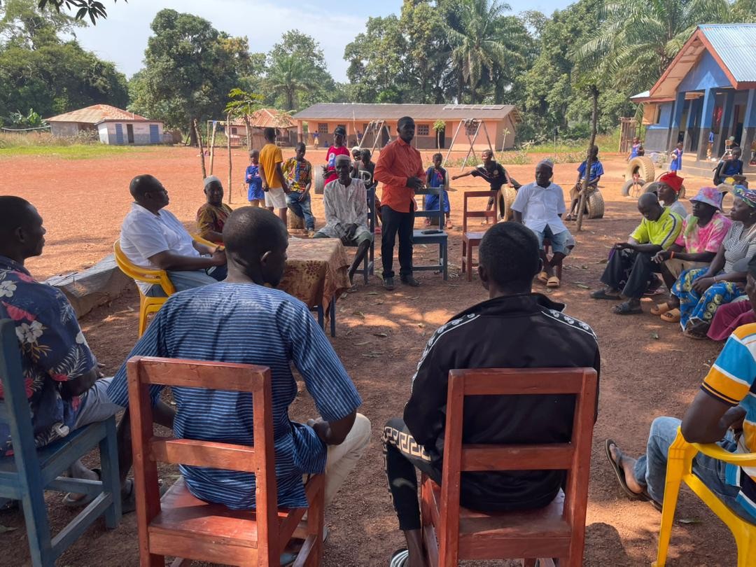 A community member of Kamawornie village giving a speech